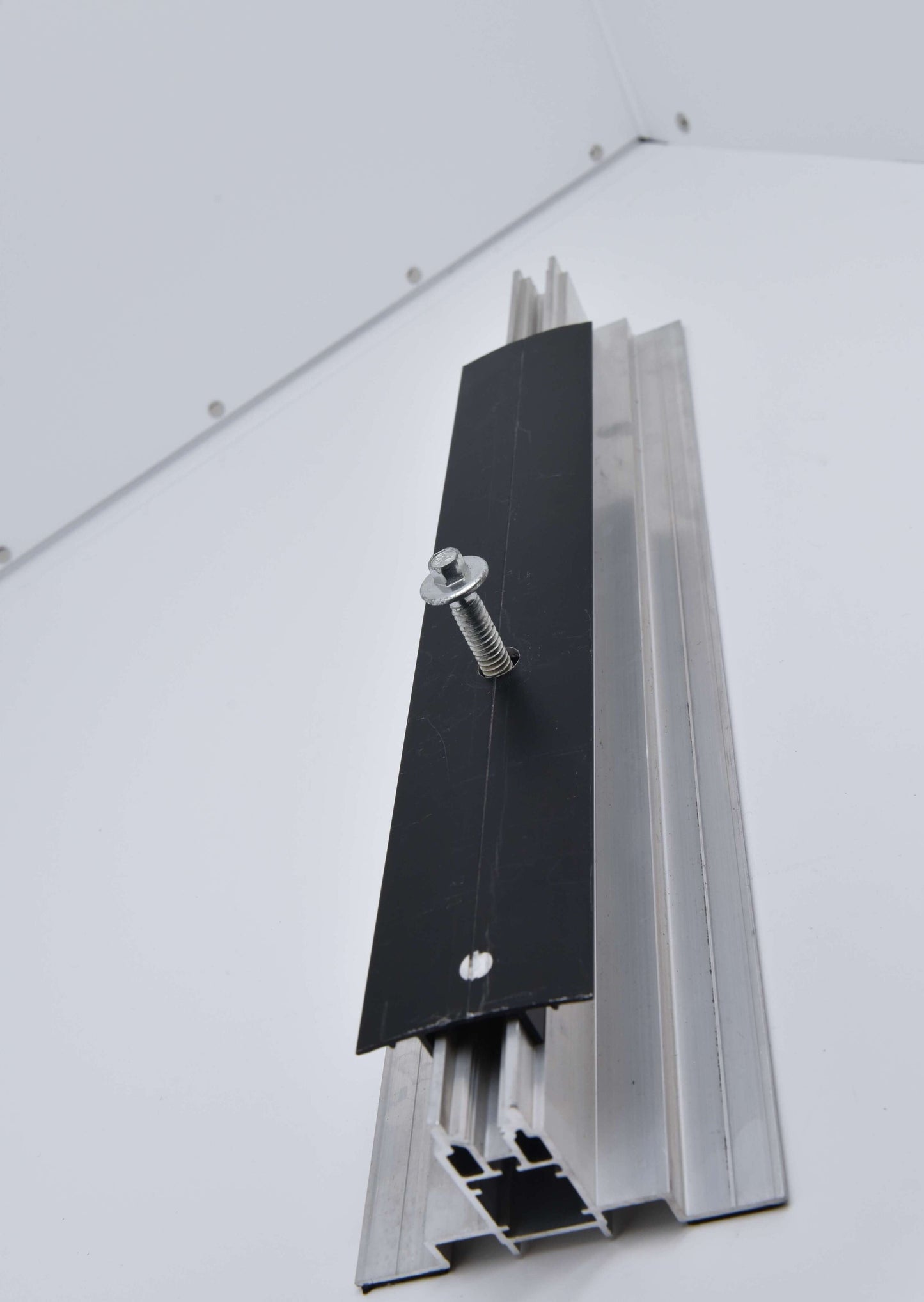 Morsettiera centrale SISO 39 - piatta - ALU anodizzata nera - lunghezza 5,0 m